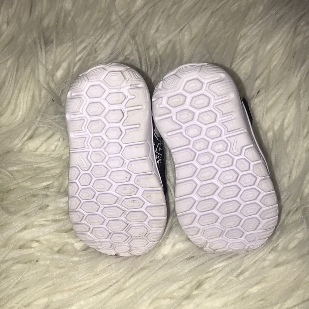 Baby Nike sneakers - Picture 2 of 4